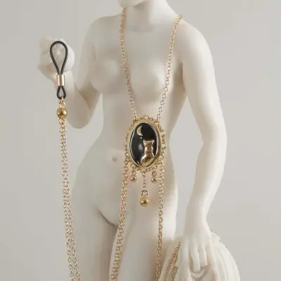 Bendis - Women's Moonlight Cameo Breast Chain Non-Piercing Nipple Rings in Gold