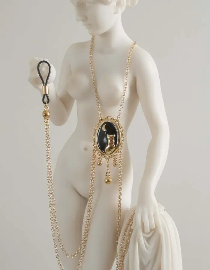 Bendis - Women's Moonlight Cameo Breast Chain Non-Piercing Nipple Rings in Gold