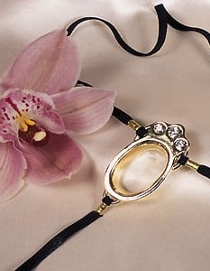 Marici - Anneau de clitoris en or avec bijoux incrustés