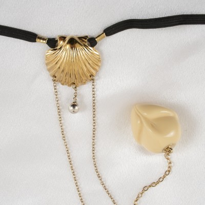 Swept Away - Bijoux G-String sans entrejambe avec perle de clitoris et tête de pénis insérable
