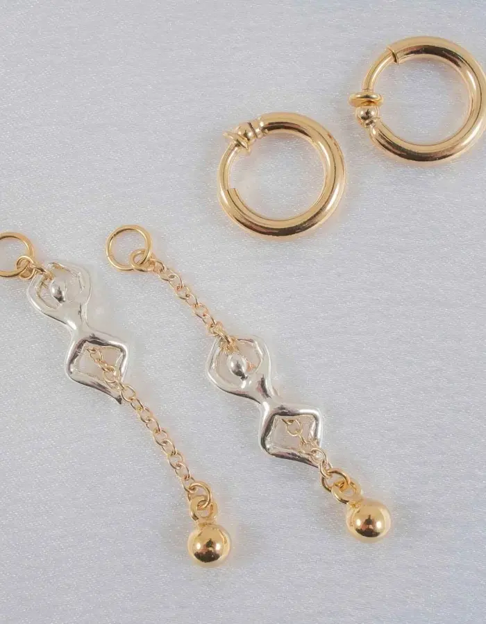 Too Young to Fall in Love - Non-Piercing Labia Rings With Gold Pendant