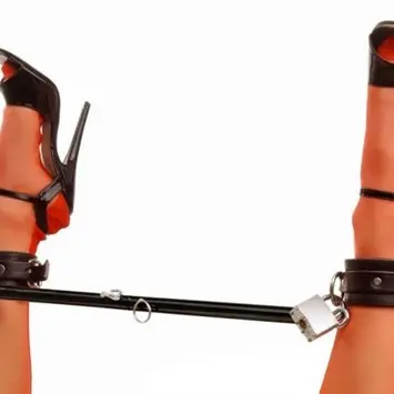 Black Steel Adjustable Spreader Bar